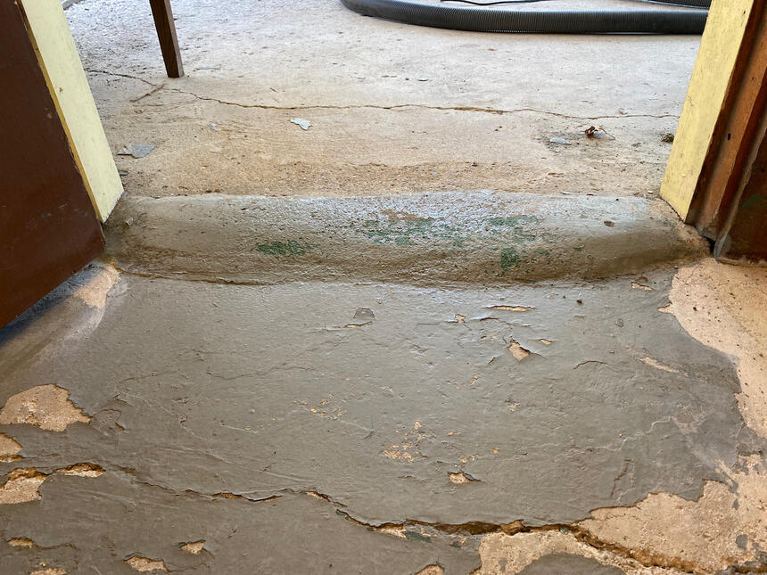 Bulging Door Threshold